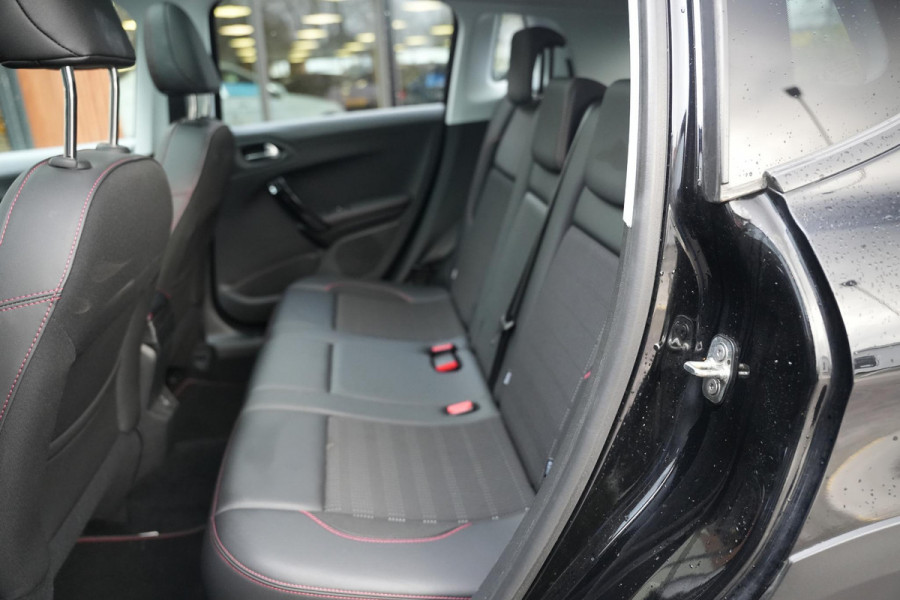 Peugeot 2008 1.2 PureTech GT-line Black on black Panoramadak Lederen bekleding
