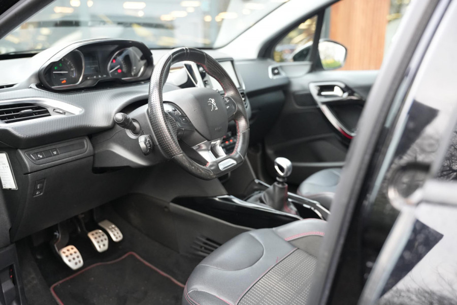 Peugeot 2008 1.2 PureTech GT-line Black on black Panoramadak Lederen bekleding