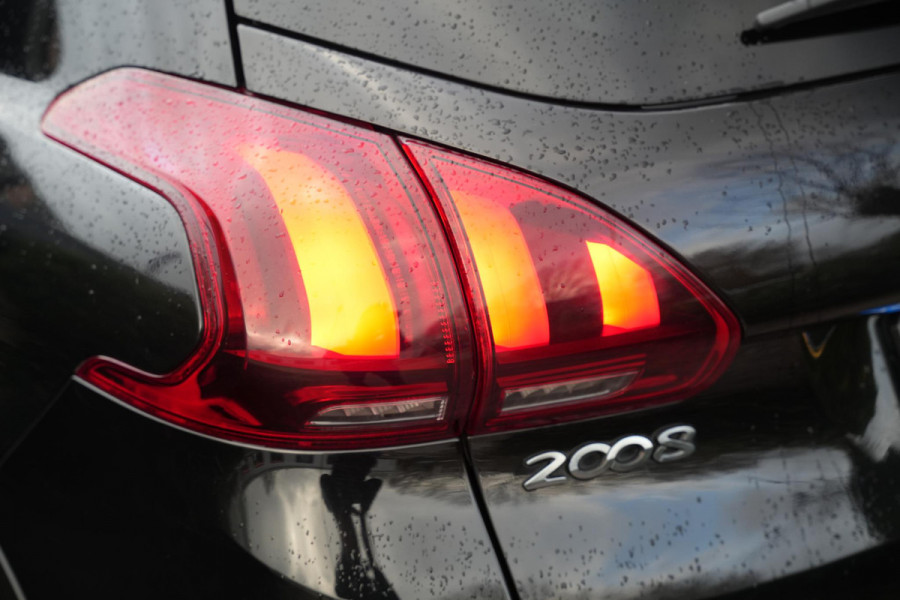 Peugeot 2008 1.2 PureTech GT-line Black on black Panoramadak Lederen bekleding