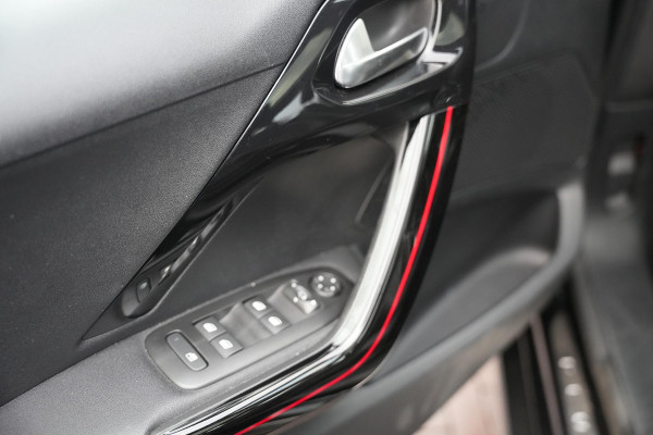 Peugeot 2008 1.2 PureTech GT-line Black on black Panoramadak Lederen bekleding