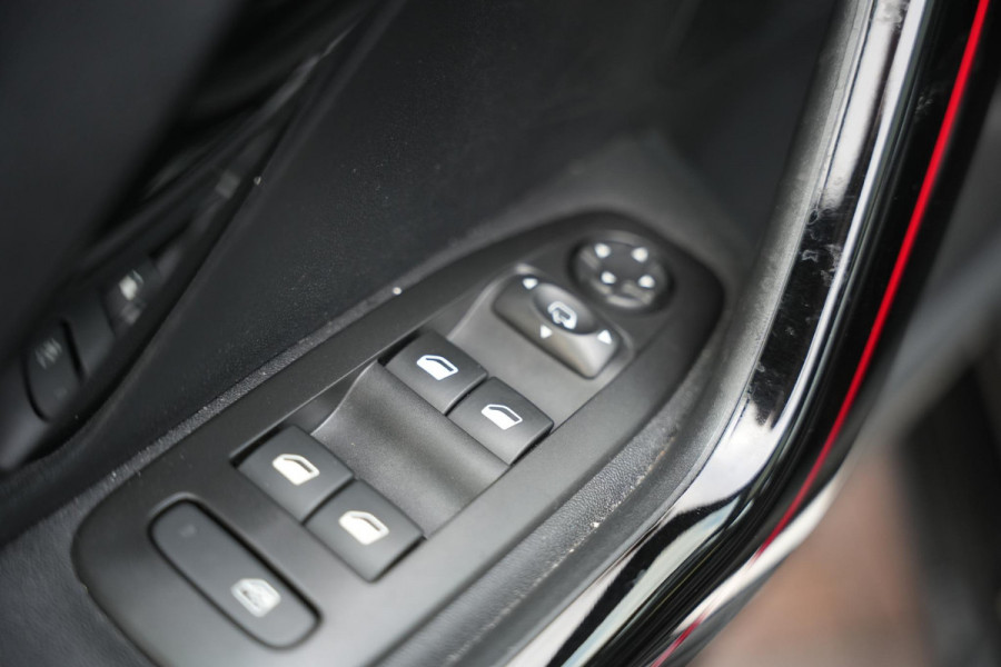 Peugeot 2008 1.2 PureTech GT-line Black on black Panoramadak Lederen bekleding