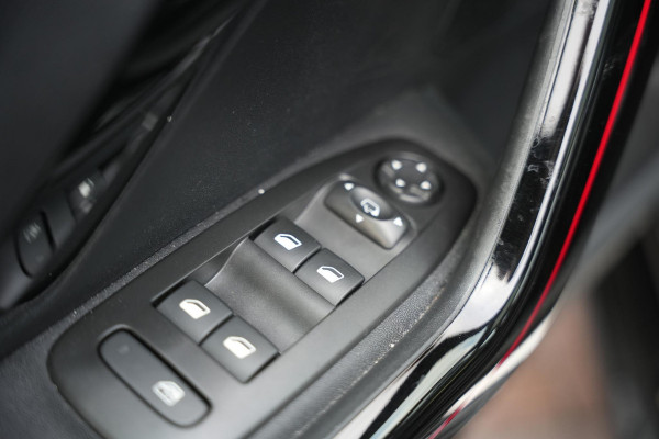 Peugeot 2008 1.2 PureTech GT-line Black on black Panoramadak Lederen bekleding