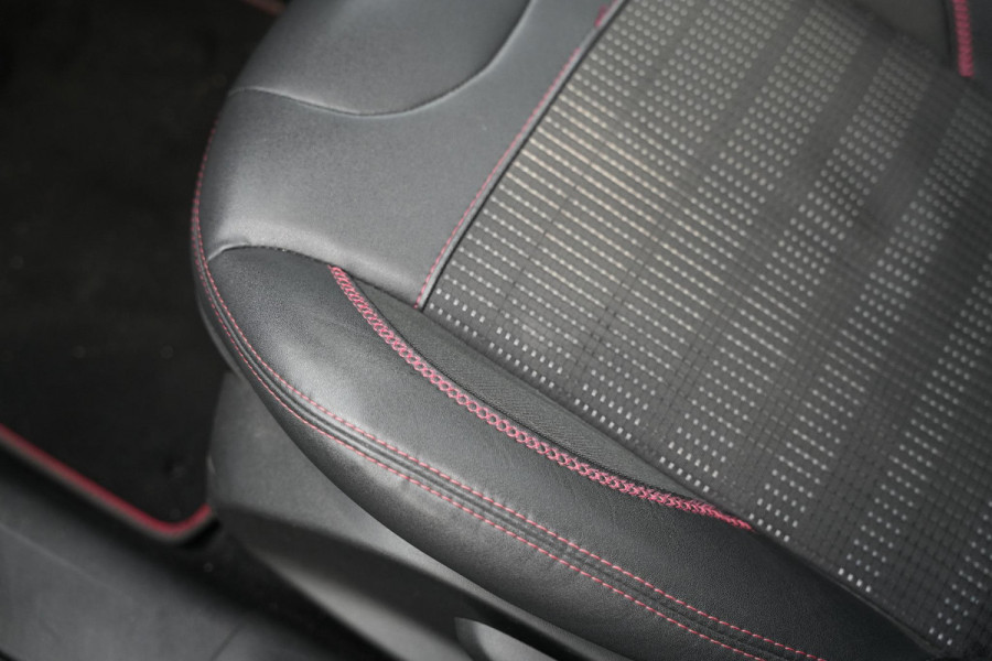 Peugeot 2008 1.2 PureTech GT-line Black on black Panoramadak Lederen bekleding