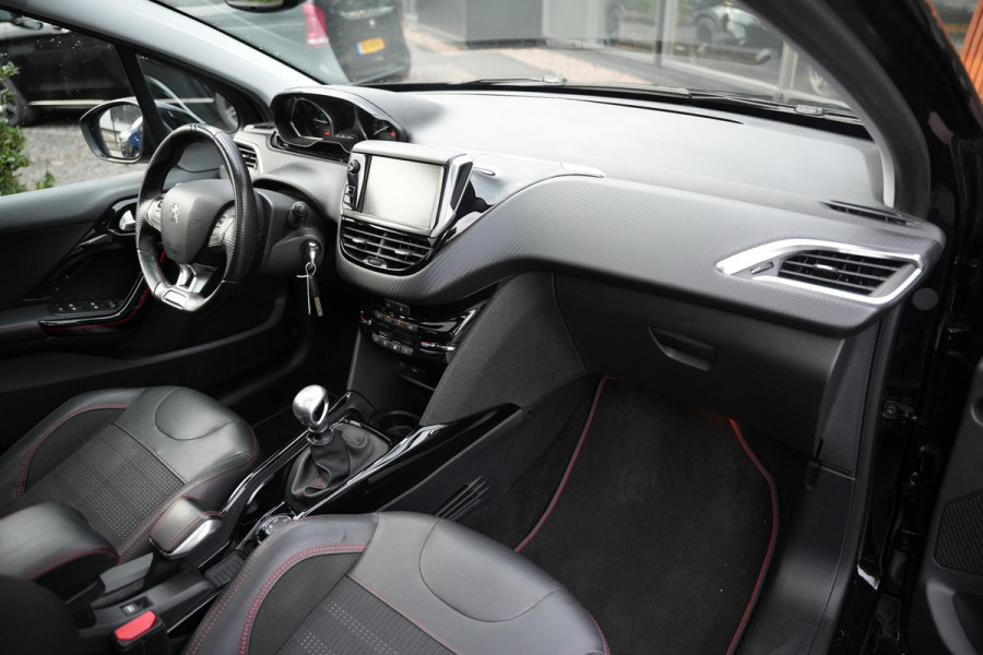Peugeot 2008 1.2 PureTech GT-line Black on black Panoramadak Lederen bekleding
