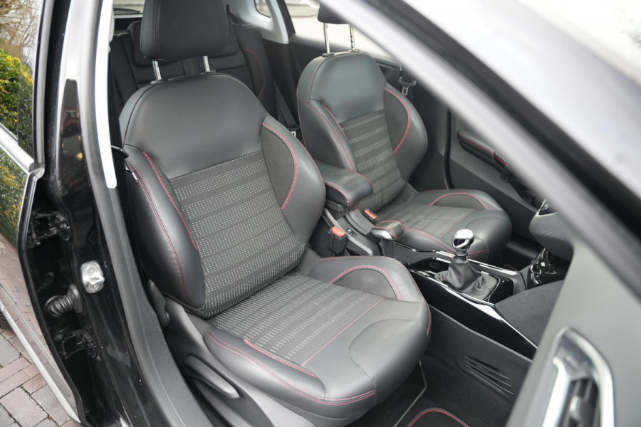 Peugeot 2008 1.2 PureTech GT-line Black on black Panoramadak Lederen bekleding