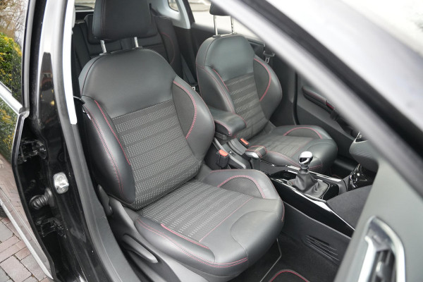 Peugeot 2008 1.2 PureTech GT-line Black on black Panoramadak Lederen bekleding