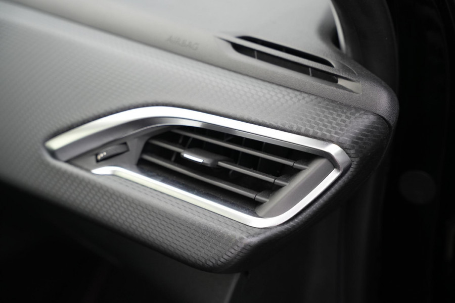 Peugeot 2008 1.2 PureTech GT-line Black on black Panoramadak Lederen bekleding