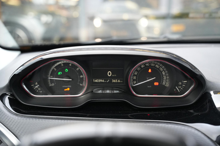 Peugeot 2008 1.2 PureTech GT-line Black on black Panoramadak Lederen bekleding