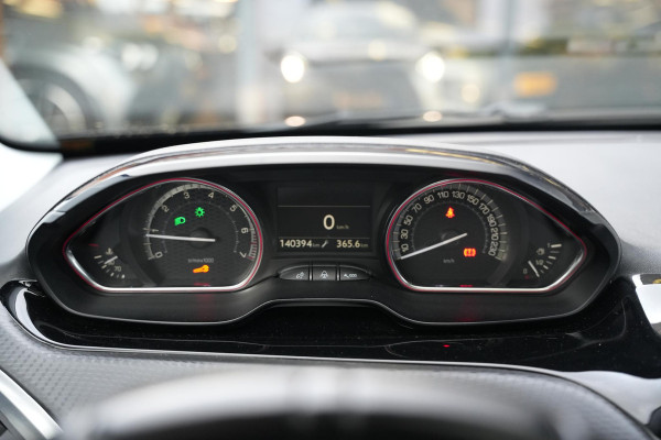 Peugeot 2008 1.2 PureTech GT-line Black on black Panoramadak Lederen bekleding