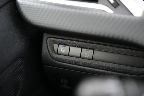 Peugeot 2008 1.2 PureTech GT-line Black on black Panoramadak Lederen bekleding