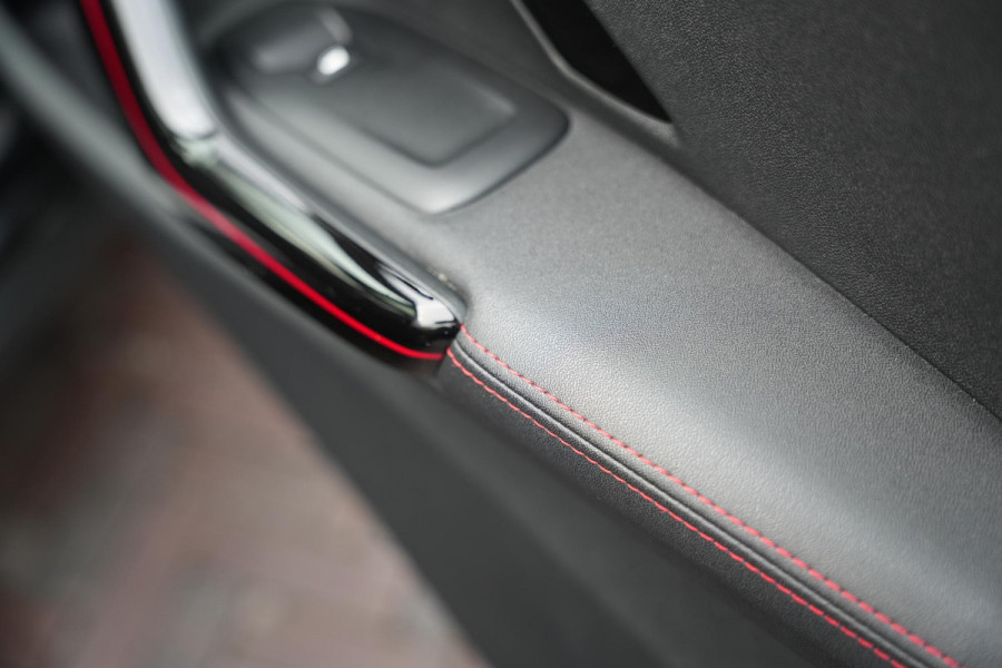Peugeot 2008 1.2 PureTech GT-line Black on black Panoramadak Lederen bekleding