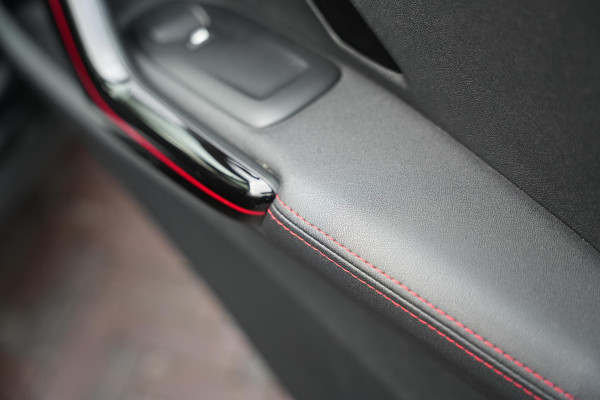 Peugeot 2008 1.2 PureTech GT-line Black on black Panoramadak Lederen bekleding
