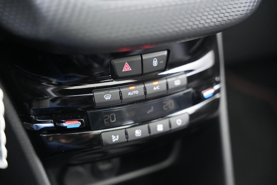Peugeot 2008 1.2 PureTech GT-line Black on black Panoramadak Lederen bekleding