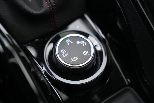 Peugeot 2008 1.2 PureTech GT-line Black on black Panoramadak Lederen bekleding