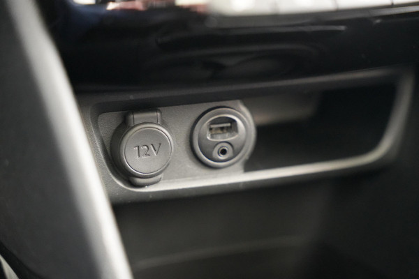 Peugeot 2008 1.2 PureTech GT-line Black on black Panoramadak Lederen bekleding