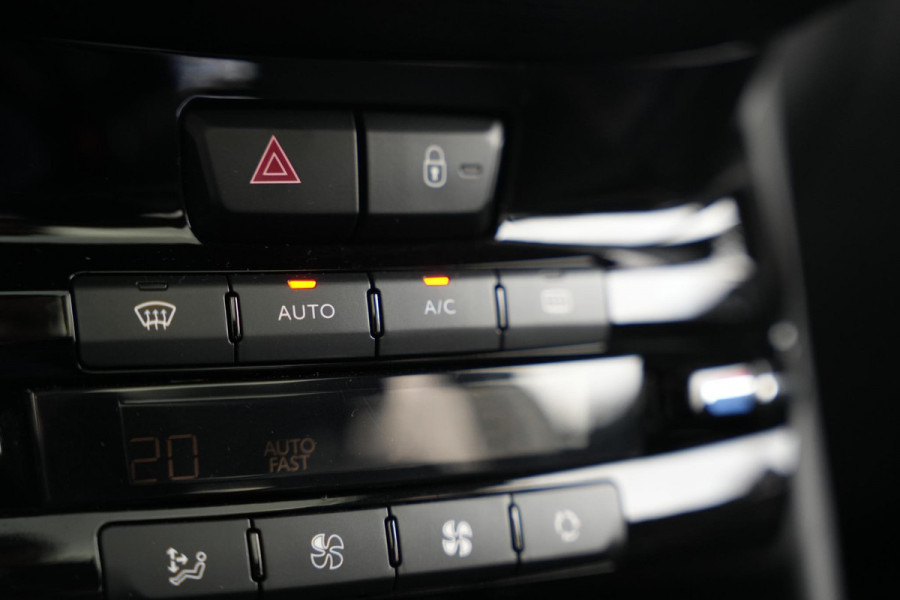 Peugeot 2008 1.2 PureTech GT-line Black on black Panoramadak Lederen bekleding