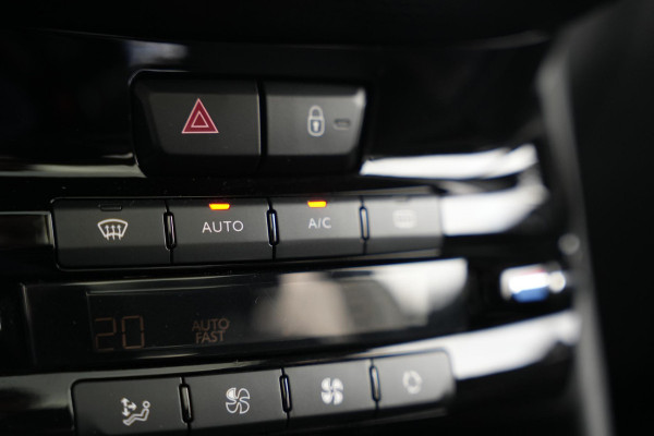 Peugeot 2008 1.2 PureTech GT-line Black on black Panoramadak Lederen bekleding