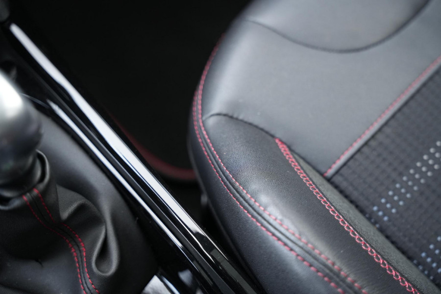 Peugeot 2008 1.2 PureTech GT-line Black on black Panoramadak Lederen bekleding