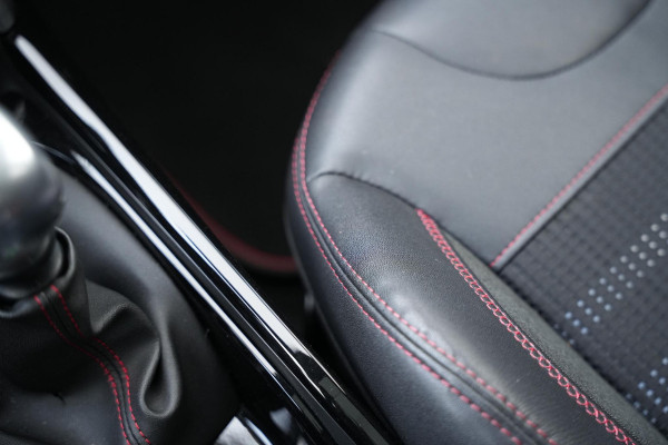 Peugeot 2008 1.2 PureTech GT-line Black on black Panoramadak Lederen bekleding