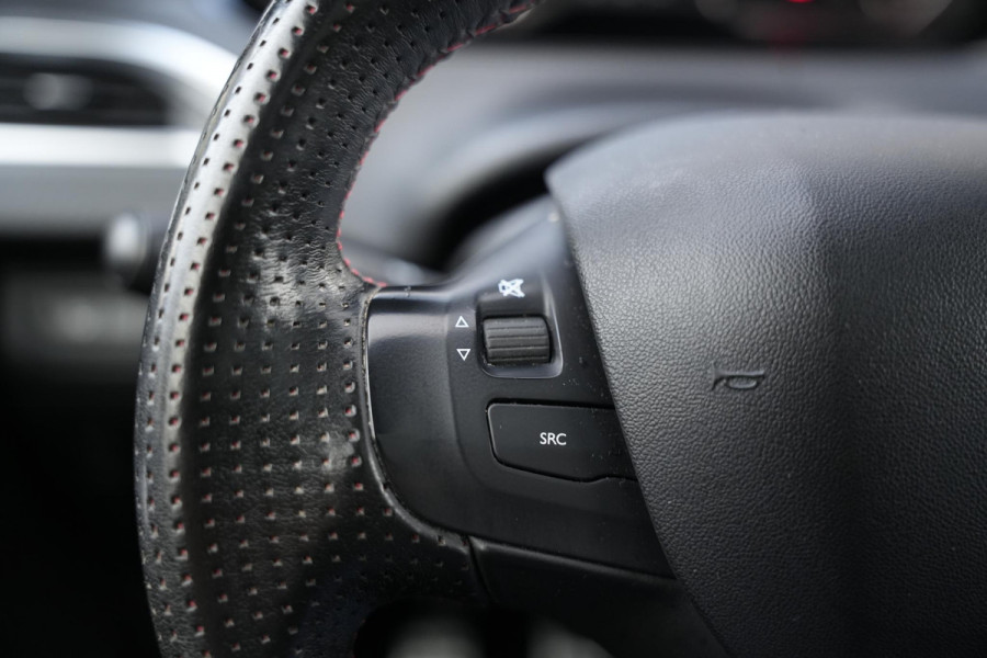 Peugeot 2008 1.2 PureTech GT-line Black on black Panoramadak Lederen bekleding