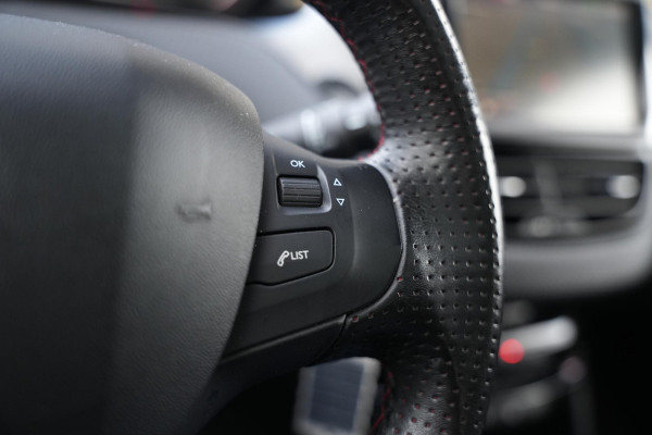 Peugeot 2008 1.2 PureTech GT-line Black on black Panoramadak Lederen bekleding