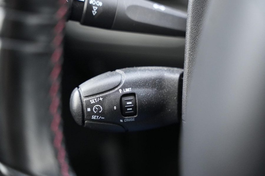 Peugeot 2008 1.2 PureTech GT-line Black on black Panoramadak Lederen bekleding
