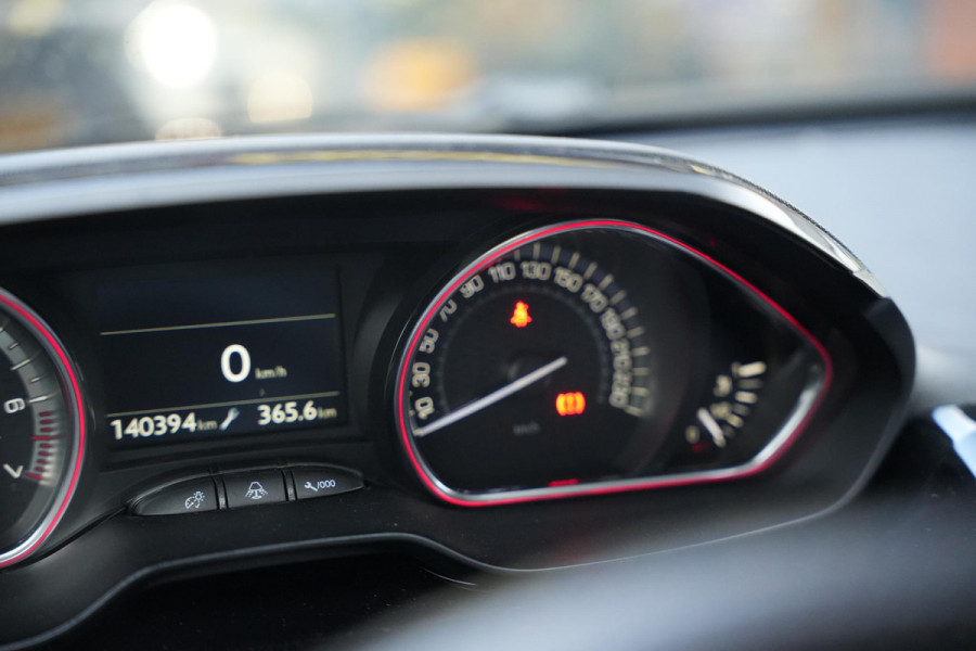 Peugeot 2008 1.2 PureTech GT-line Black on black Panoramadak Lederen bekleding