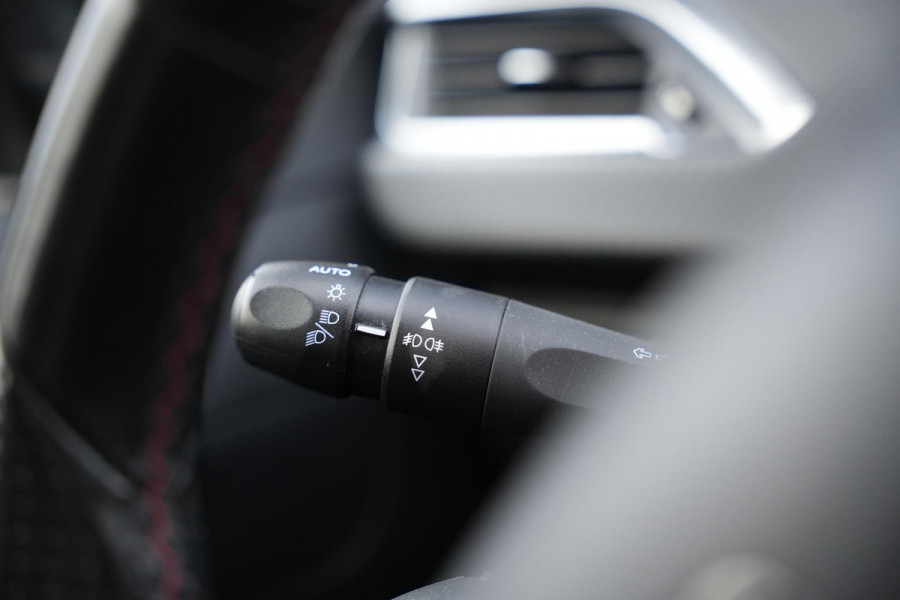 Peugeot 2008 1.2 PureTech GT-line Black on black Panoramadak Lederen bekleding