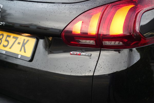 Peugeot 2008 1.2 PureTech GT-line Black on black Panoramadak Lederen bekleding