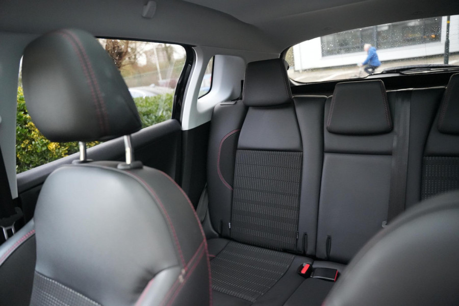 Peugeot 2008 1.2 PureTech GT-line Black on black Panoramadak Lederen bekleding