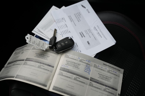 Peugeot 2008 1.2 PureTech GT-line Black on black Panoramadak Lederen bekleding