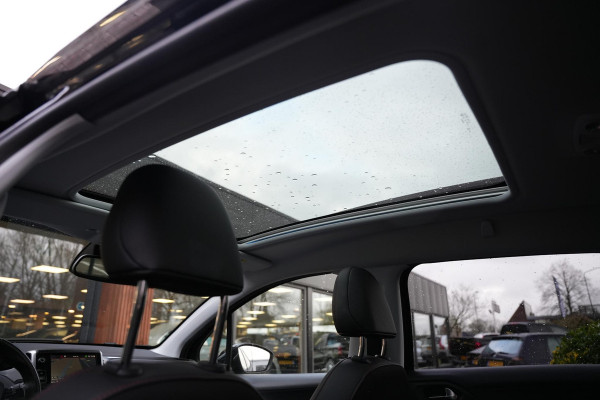 Peugeot 2008 1.2 PureTech GT-line Black on black Panoramadak Lederen bekleding