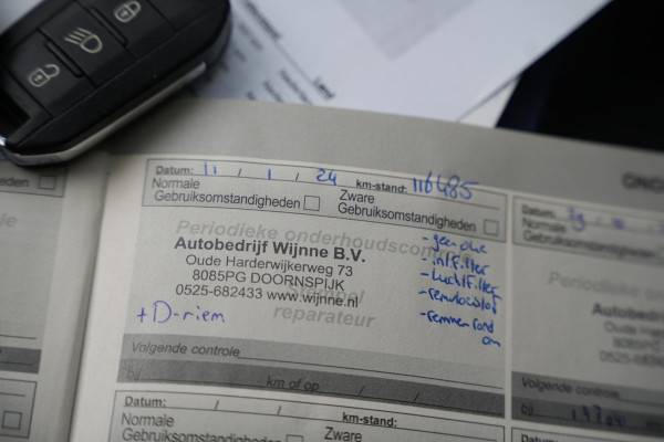 Peugeot 2008 1.2 PureTech GT-line Black on black Panoramadak Lederen bekleding