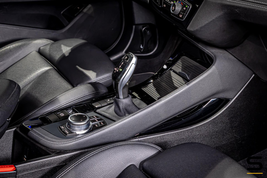 BMW X1 SDrive18i Executive Edition|NAP|HUD|Trekhaak|Cam|1eig