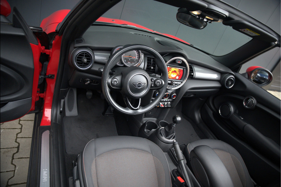 MINI Cabrio 1.5 Cooper Chili | Stoelverwarming | Cruise Control | Navigatie | Ambiance Verlichting | Parkeersensoren | Keyless | Climate Control | Black Pack | Dealer Onderhouden |