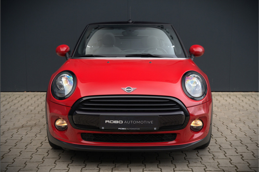 MINI Cabrio 1.5 Cooper Chili | Stoelverwarming | Cruise Control | Navigatie | Ambiance Verlichting | Parkeersensoren | Keyless | Climate Control | Black Pack | Dealer Onderhouden |