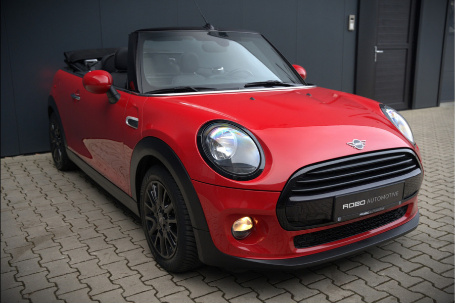 MINI Cabrio 1.5 Cooper Chili | Stoelverwarming | Cruise Control | Navigatie | Ambiance Verlichting | Parkeersensoren | Keyless | Climate Control | Black Pack | Dealer Onderhouden |