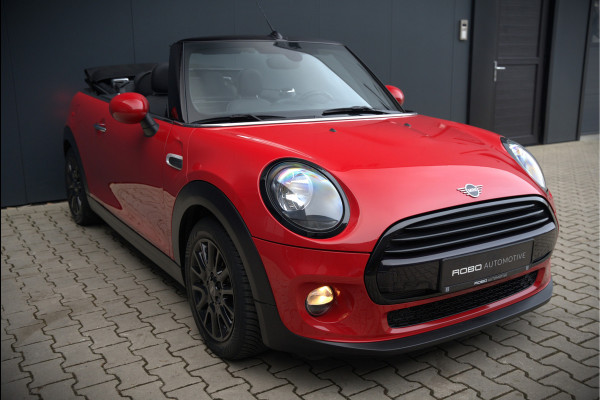 MINI Cabrio 1.5 Cooper Chili | Stoelverwarming | Cruise Control | Navigatie | Ambiance Verlichting | Parkeersensoren | Keyless | Climate Control | Black Pack | Dealer Onderhouden |