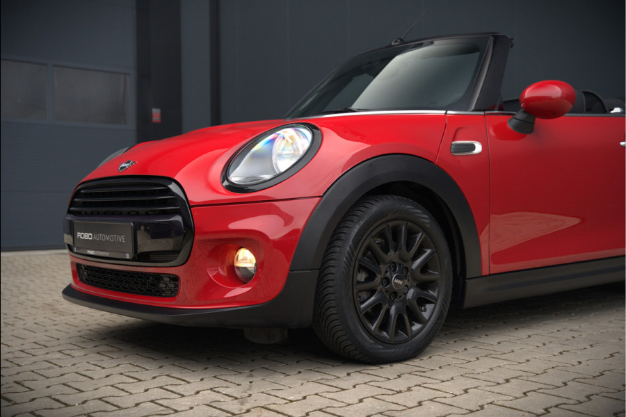 MINI Cabrio 1.5 Cooper Chili | Stoelverwarming | Cruise Control | Navigatie | Ambiance Verlichting | Parkeersensoren | Keyless | Climate Control | Black Pack | Dealer Onderhouden |