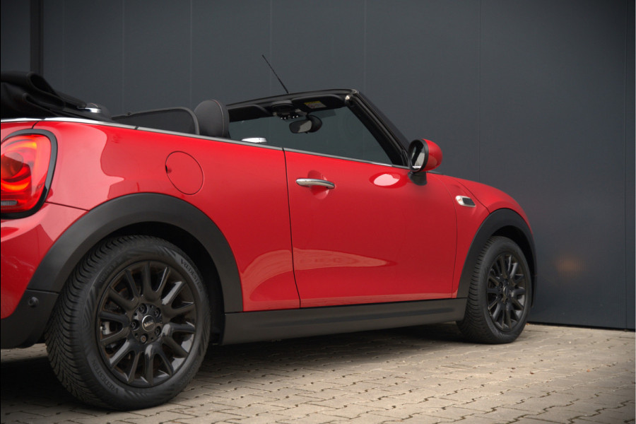 MINI Cabrio 1.5 Cooper Chili | Stoelverwarming | Cruise Control | Navigatie | Ambiance Verlichting | Parkeersensoren | Keyless | Climate Control | Black Pack | Dealer Onderhouden |