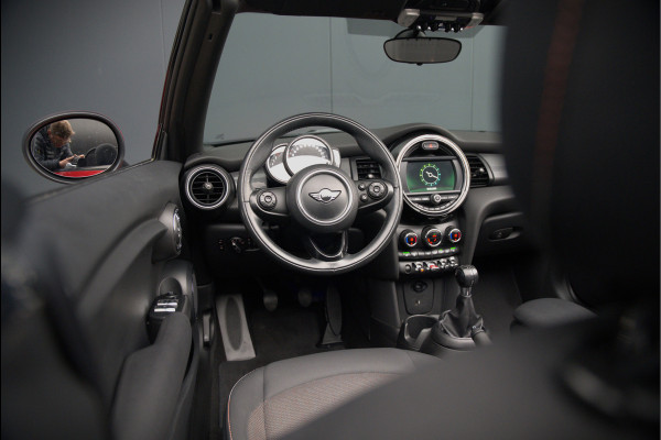 MINI Cabrio 1.5 Cooper Chili | Stoelverwarming | Cruise Control | Navigatie | Ambiance Verlichting | Parkeersensoren | Keyless | Climate Control | Black Pack | Dealer Onderhouden |