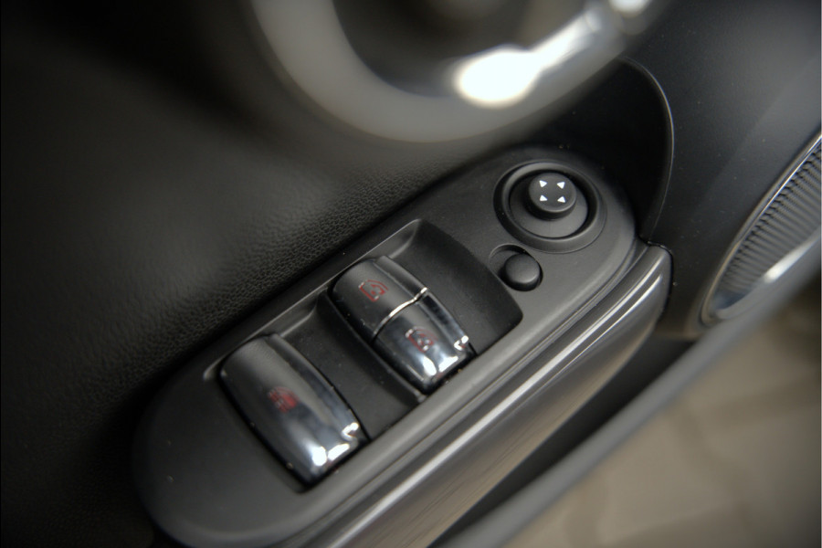 MINI Cabrio 1.5 Cooper Chili | Stoelverwarming | Cruise Control | Navigatie | Ambiance Verlichting | Parkeersensoren | Keyless | Climate Control | Black Pack | Dealer Onderhouden |