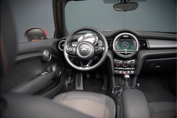 MINI Cabrio 1.5 Cooper Chili | Stoelverwarming | Cruise Control | Navigatie | Ambiance Verlichting | Parkeersensoren | Keyless | Climate Control | Black Pack | Dealer Onderhouden |