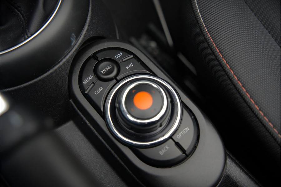 MINI Cabrio 1.5 Cooper Chili | Stoelverwarming | Cruise Control | Navigatie | Ambiance Verlichting | Parkeersensoren | Keyless | Climate Control | Black Pack | Dealer Onderhouden |