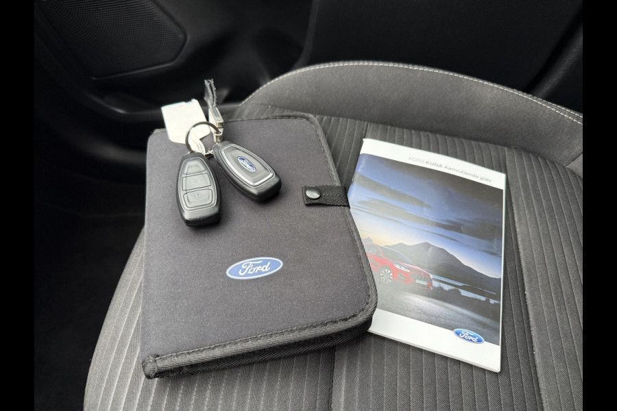 Ford Kuga BWJ 2023 | 2.5 PHEV 225PK Titanium | PANO DAK | CAMERA A | CARPLAY | CLIMA | CRUISE | NAVI | PRIV. GLAS | MULTIFUNCT. STUUR | LMV