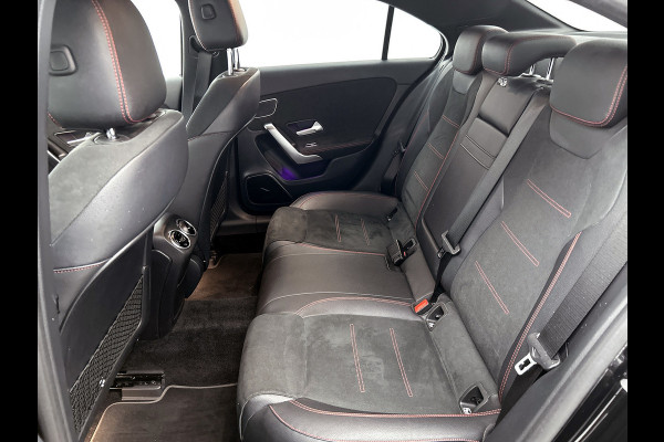Mercedes-Benz A-Klasse 180 AMG-Line Premium Plus(Goed OndH, Sfeerverlichting, Camera, Parkeerhulp V+A, StoelV, Cruise Con, Etc)