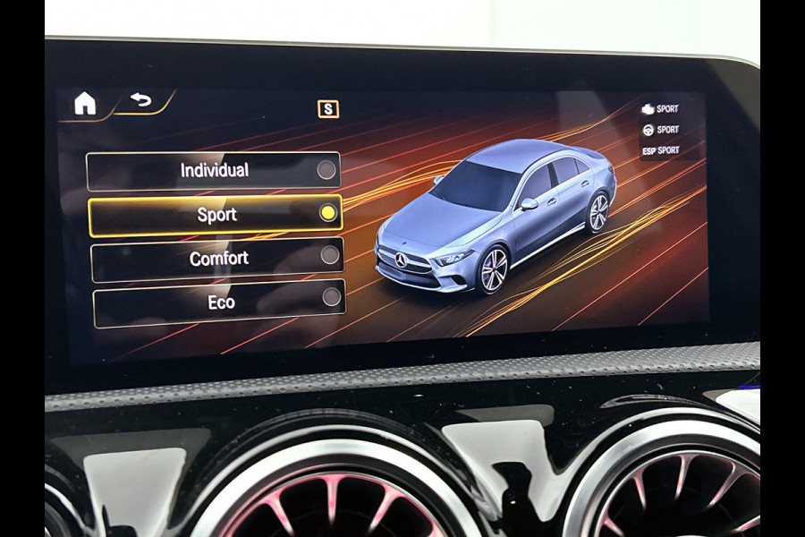 Mercedes-Benz A-Klasse 180 AMG-Line Premium Plus(Goed OndH, Sfeerverlichting, Camera, Parkeerhulp V+A, StoelV, Cruise Con, Etc)