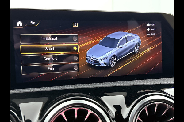 Mercedes-Benz A-Klasse 180 AMG-Line Premium Plus(Goed OndH, Sfeerverlichting, Camera, Parkeerhulp V+A, StoelV, Cruise Con, Etc)