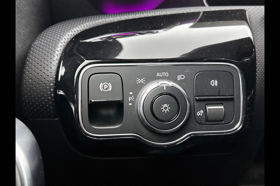 Mercedes-Benz A-Klasse 180 AMG-Line Premium Plus(Goed OndH, Sfeerverlichting, Camera, Parkeerhulp V+A, StoelV, Cruise Con, Etc)