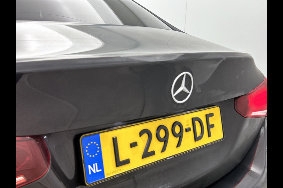 Mercedes-Benz A-Klasse 180 AMG-Line Premium Plus(Goed OndH, Sfeerverlichting, Camera, Parkeerhulp V+A, StoelV, Cruise Con, Etc)